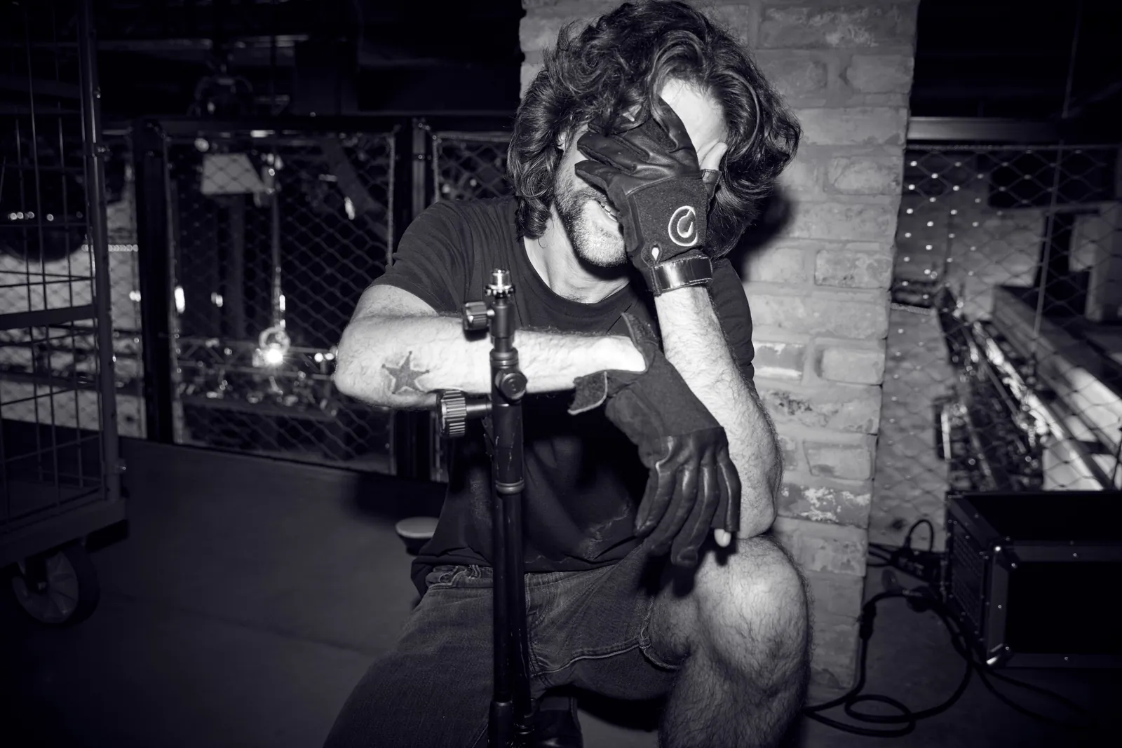 Alfie backstage, Hand vor dem Gesicht, Schwarz-Weiß