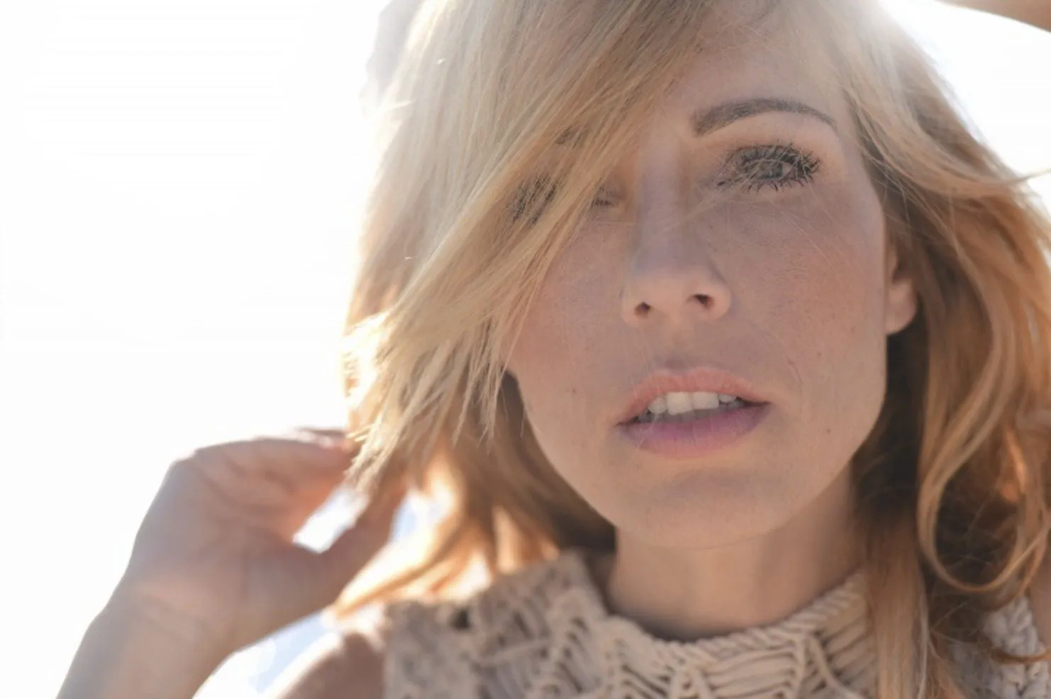 Blonde Frau im Gegenlicht