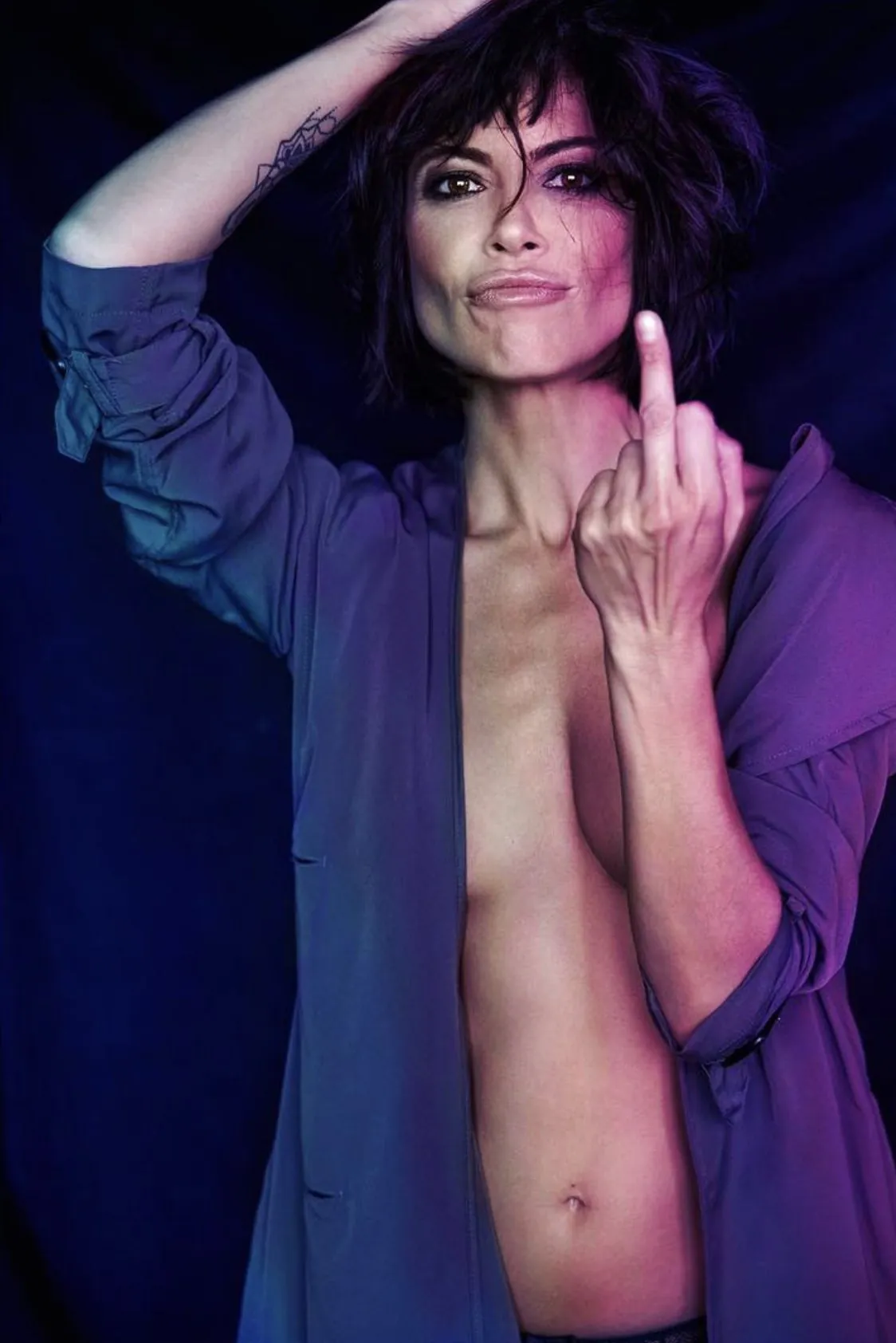 Larissa mit Mittelfinger im violetten Licht