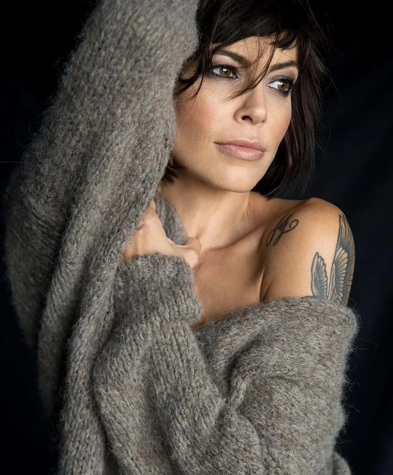 Larissa im grauen Strickpullover