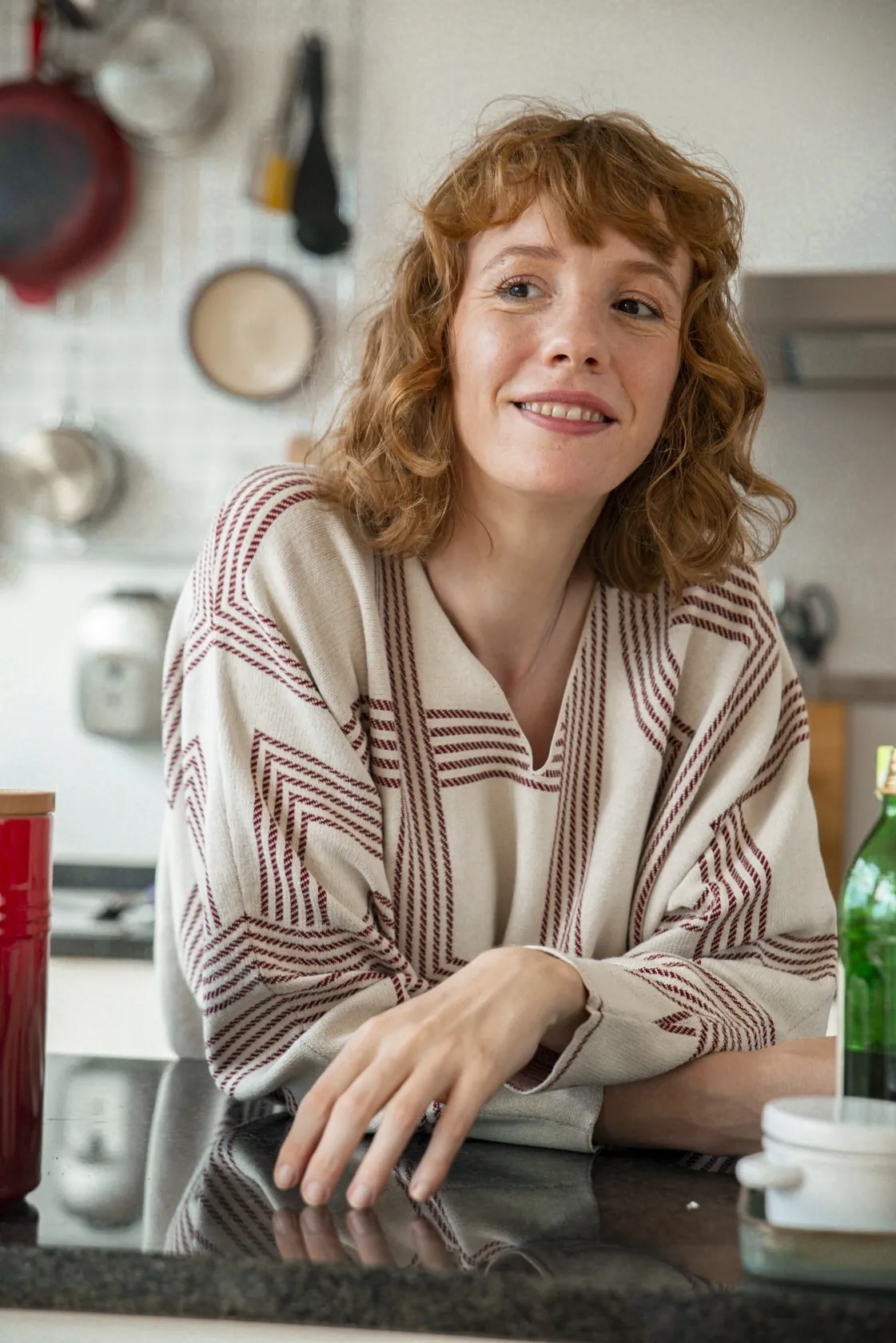 Laura im gestreiften Oberteil an der Küchentheke