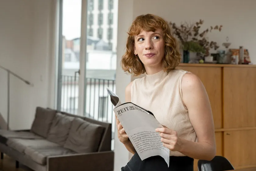 Laura mit Zeitschrift, Blick zur Seite