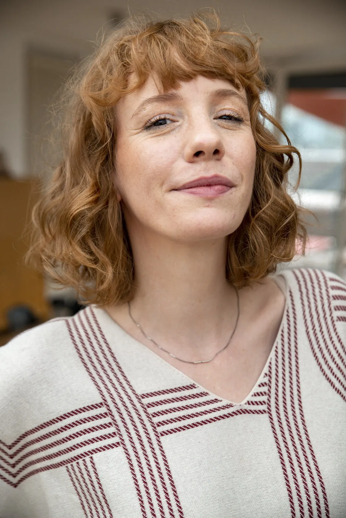 Porträt von Laura im gemusterten Oberteil