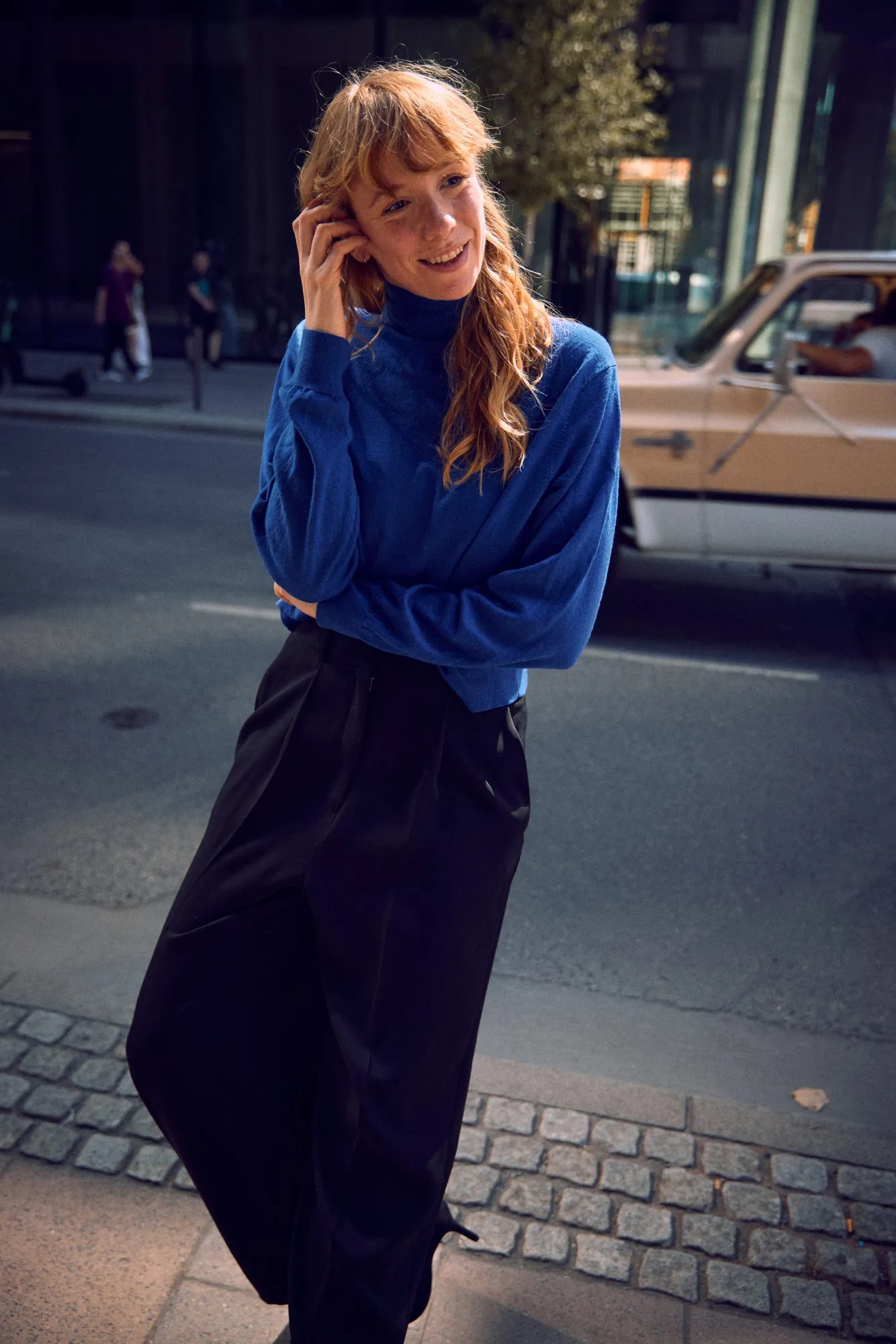 Laura lachend am Straßenrand