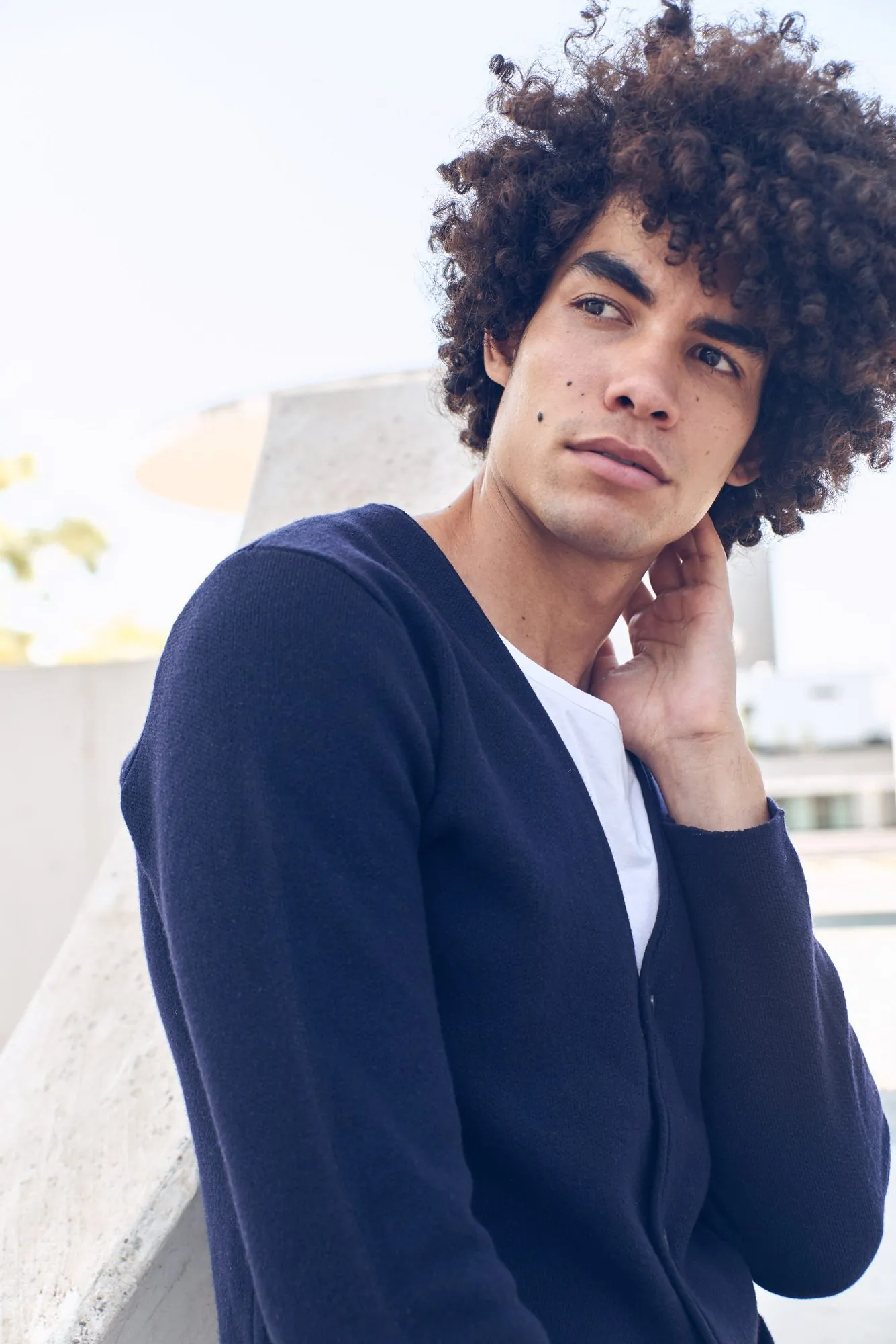 William im dunkelblauen Cardigan