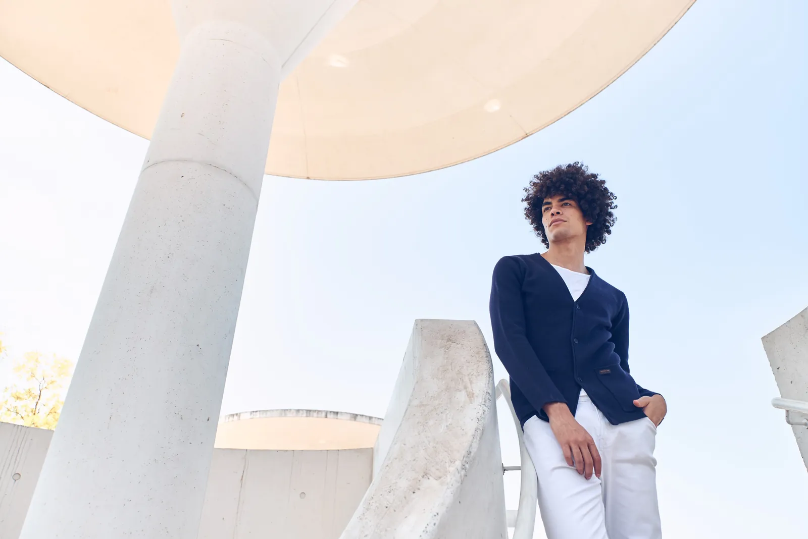 William im dunklen Cardigan, klein in der Architektur