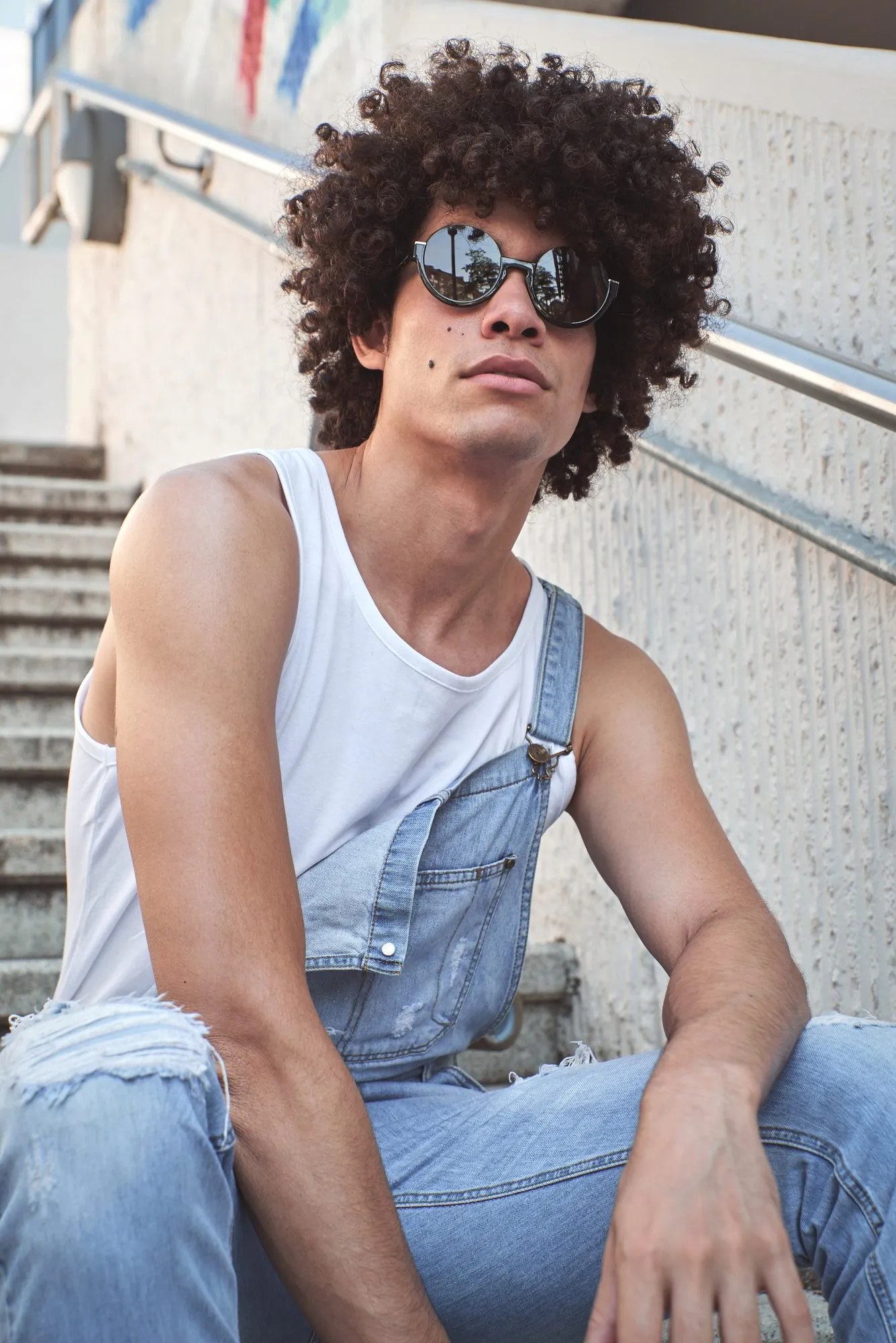 William in Latzhose mit Sonnenbrille