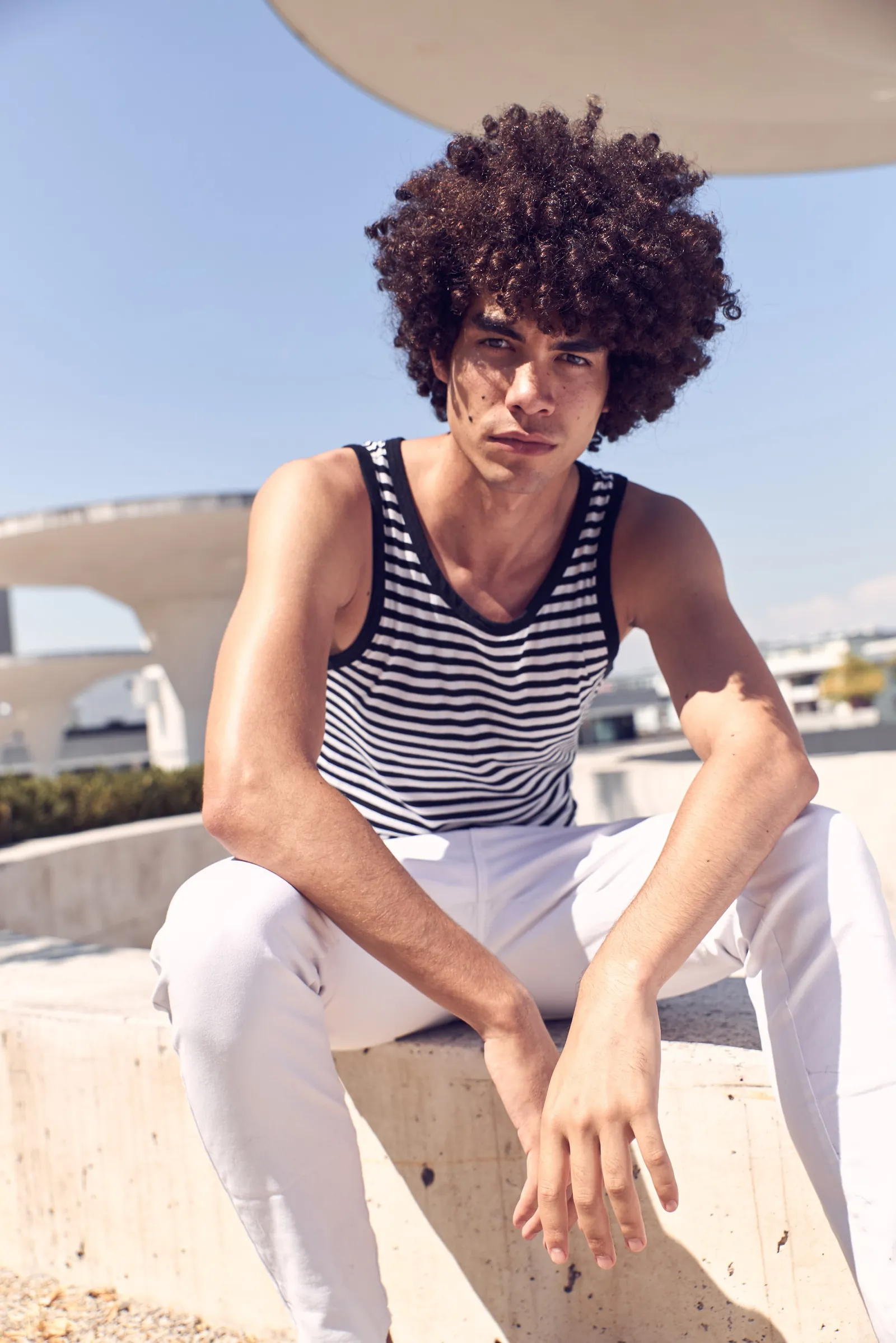 William im Ringel-Tanktop, sitzend